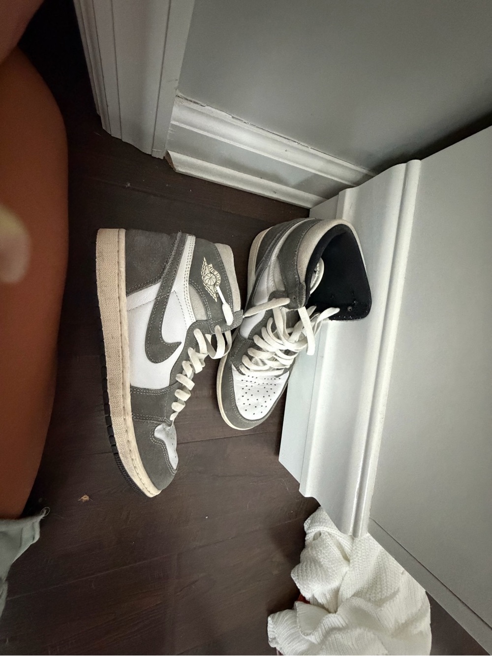 Nike Air Jordan 1 Retro High OG - White & Gray Suede